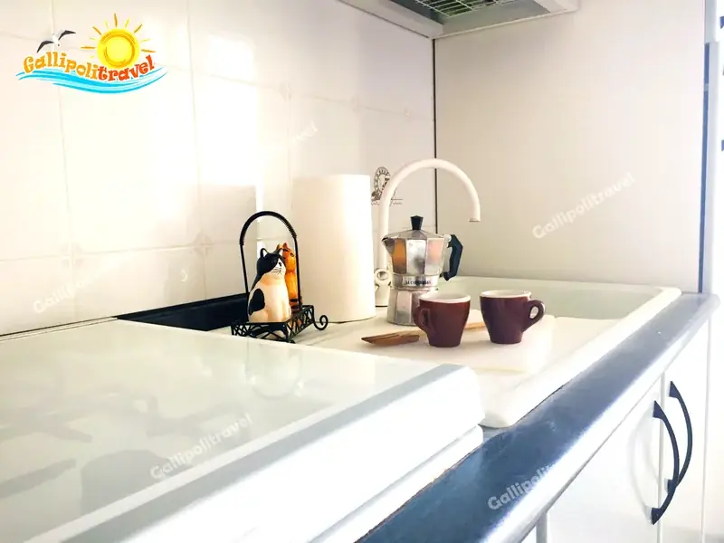 Particolare cucina del Bilocale La Vela con moka e tazze sul piano bianco