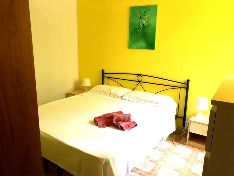 Stanza gialla con balcone Tigli