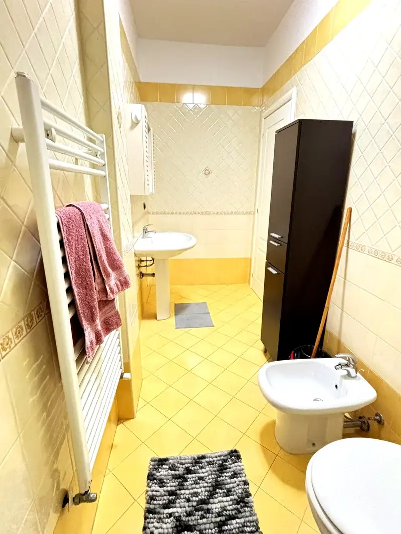 Bagno con lavabo e porta asciugamani del Trilocale B2/4 Residence Rosa Virginia Gallipoli