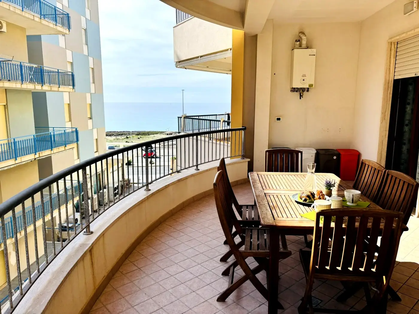 Balcone con vista mare laterale del Trilocale B2/4 al Residence Rosa Virginia, Gallipoli