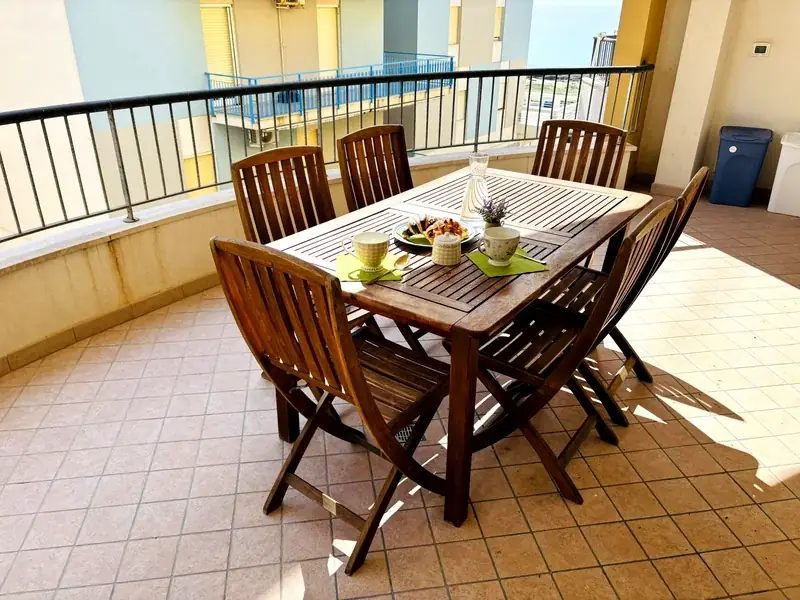 Terrazza con tavolo in legno e colazione del Trilocale B2/4 Residence Rosa Virginia Gallipoli
