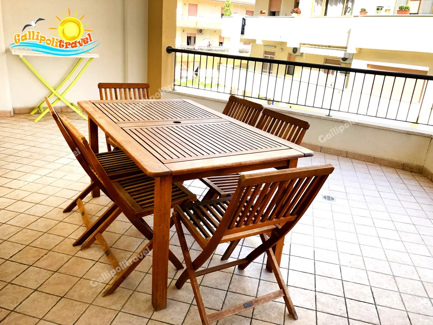 Terrazza del Trilocale D1/3 con tavolo e sedie in legno teak a Rosa Virginia Gallipoli