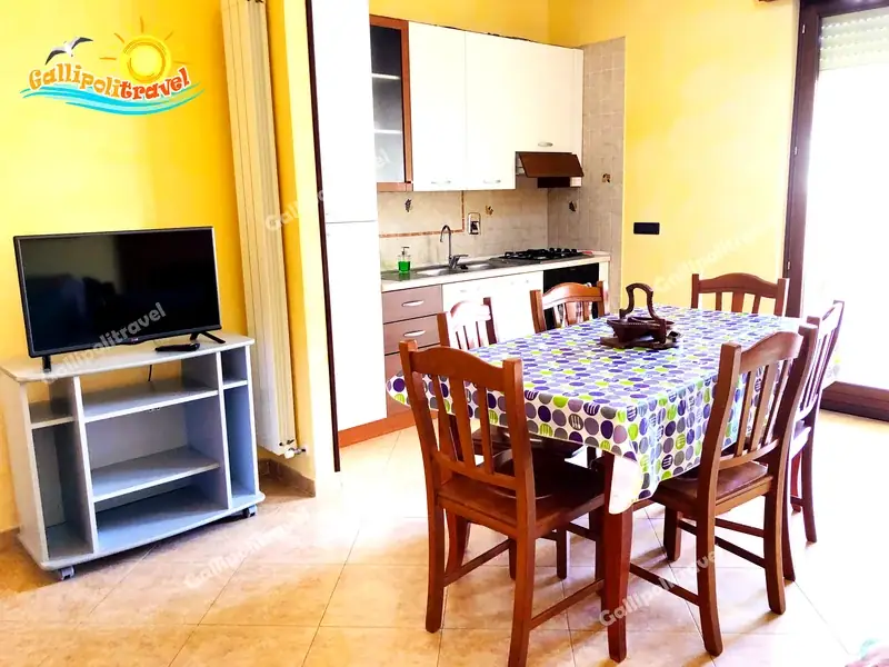 Zona pranzo del Trilocale D1/3 con angolo cottura e porta-finestra luminosa