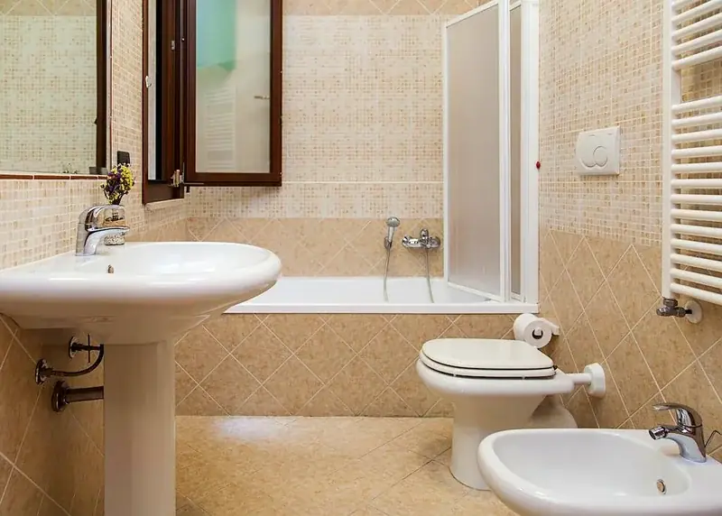 Bagno con vasca Trilocale F1/1 mosaico beige