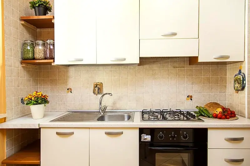 Cucina bianca Trilocale F1/1 con mensole e vasetti