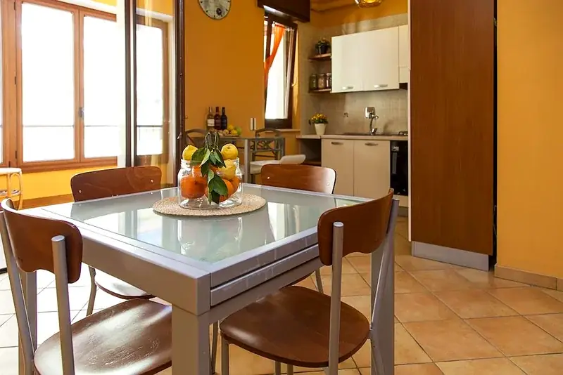 Zona pranzo Trilocale F1/1 con tavolo in vetro