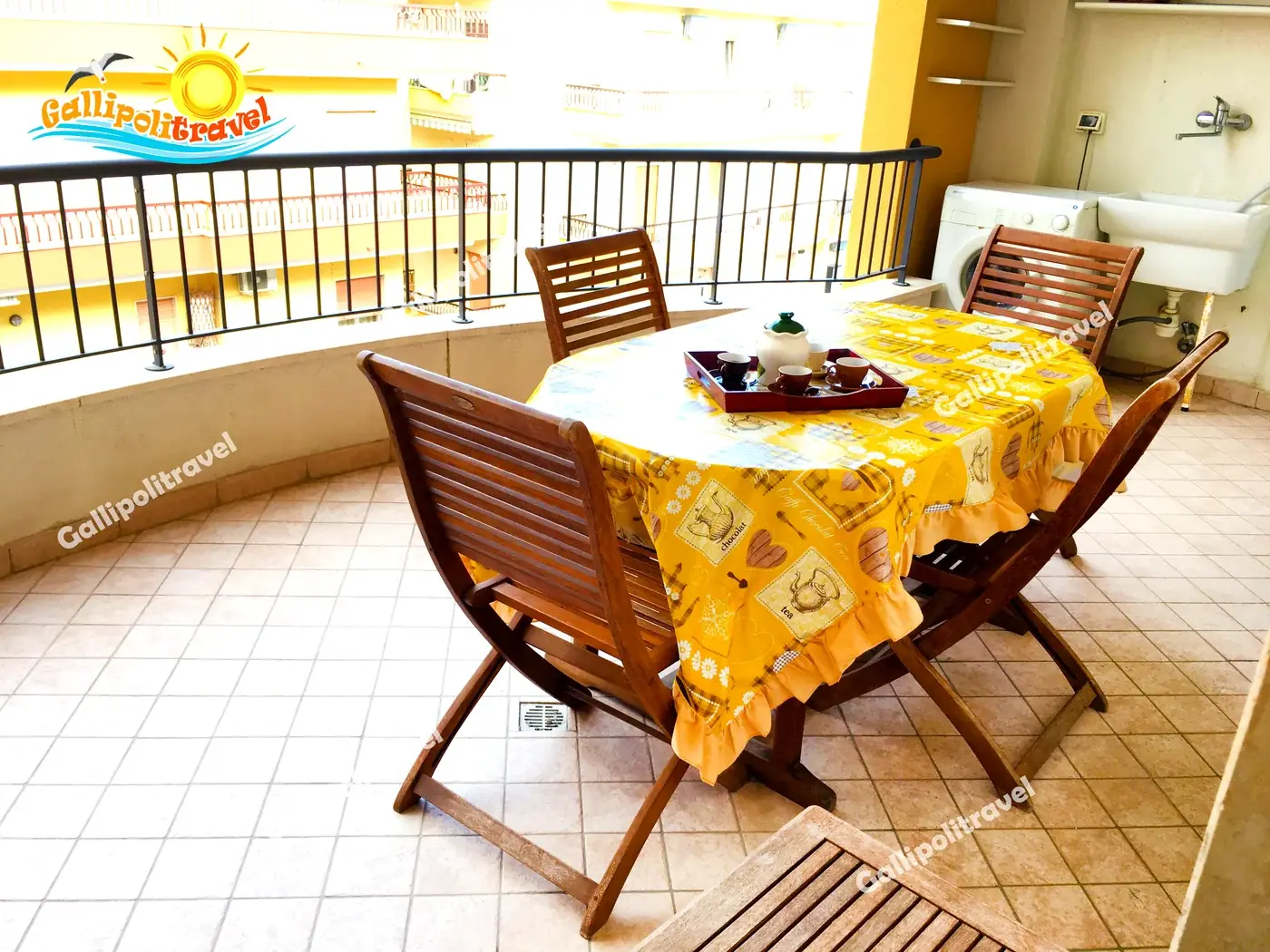 Balcone con tavolo giallo Trilocale F3/2 Gallipoli