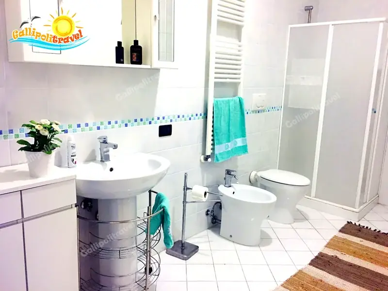 Secondo bagno del Trilocale H2/2 con doccia, bidet e asciugamano turchese