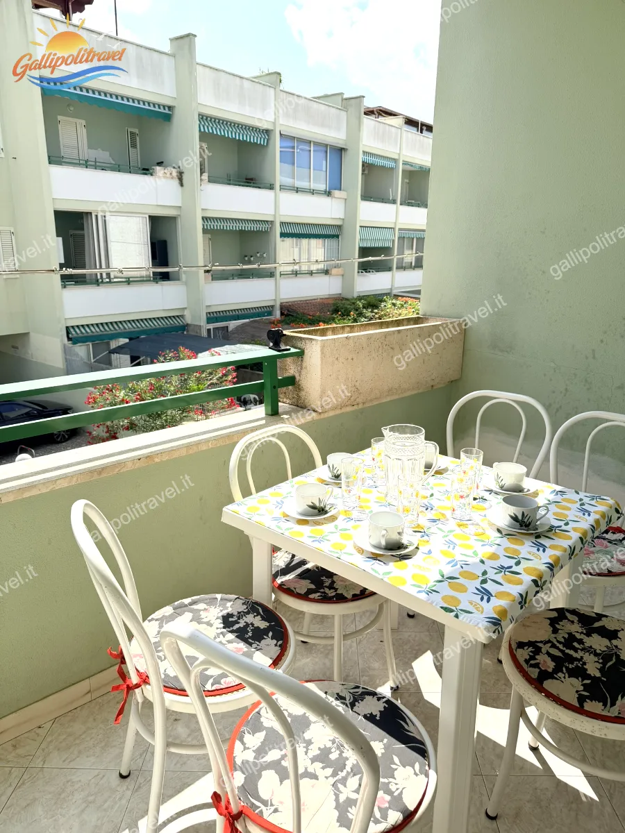 Balcone esterno del trilocale robinia con tavolo e sedie per pranzare