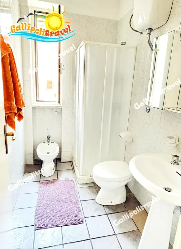 Bagno con doccia a cabina bianca e finestra del Trilocale Mimosa Gallipoli