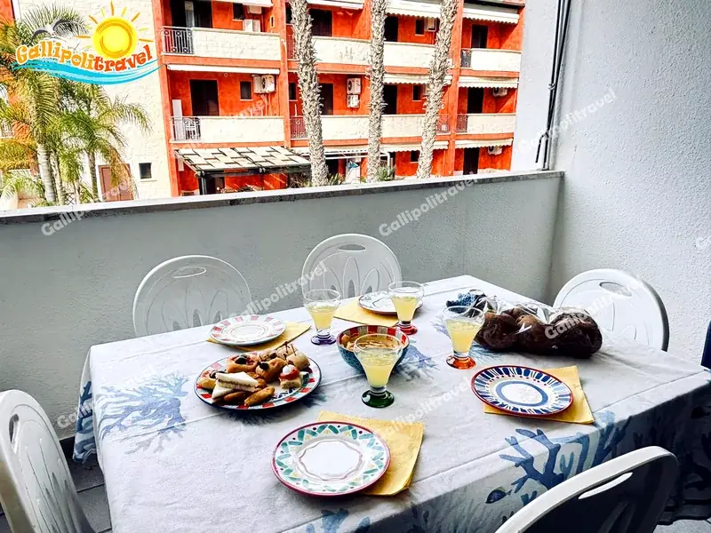 Aperitivo sul balcone del Trilocale Mimosa Gallipoli con vista sul quartiere