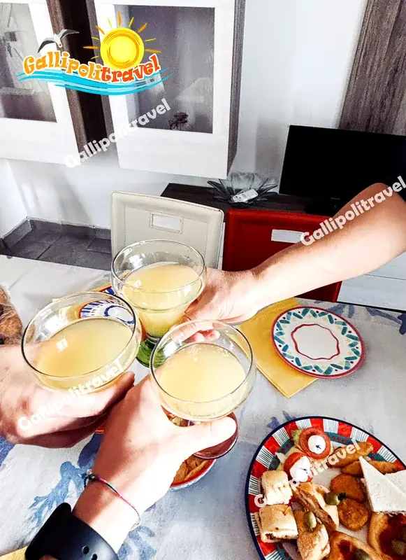 Brindisi con limoncello nel soggiorno del Trilocale Mimosa a Gallipoli