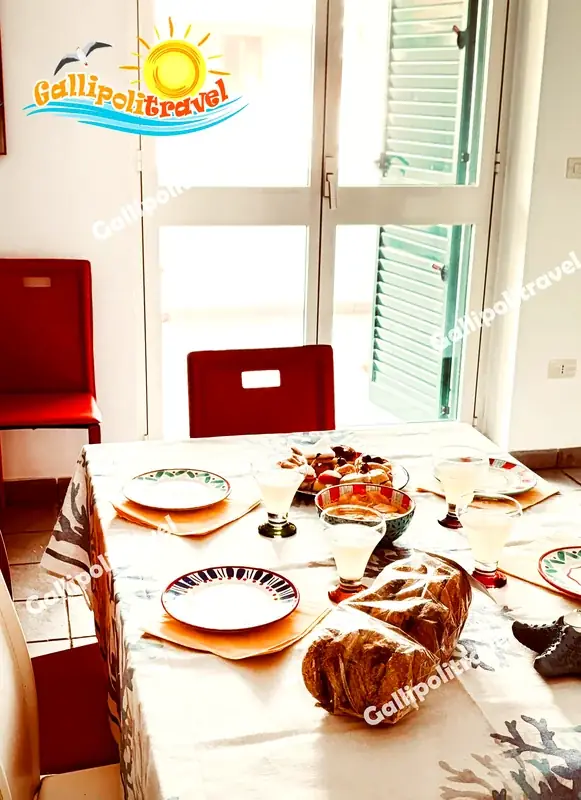 Tavolo da pranzo con luce naturale e porta-finestra del Trilocale Mimosa Gallipoli