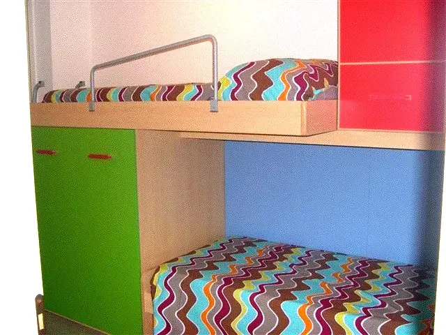 Cameretta del Trilocale Girasole con letti a castello colorati verde e rosso