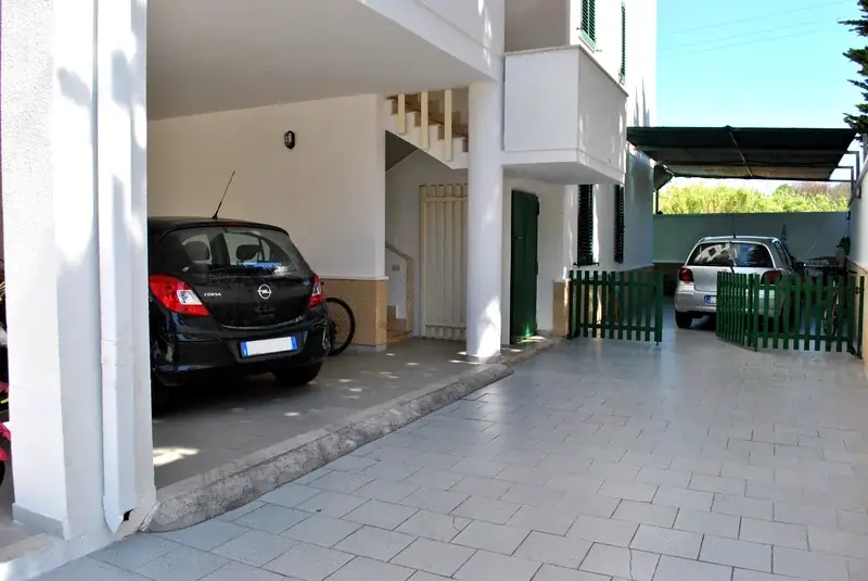 Parcheggio coperto con ingresso e scala del Trilocale Girasole a Baia Verde